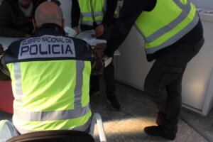 Agentes de la Policía Nacional inspeccionando documentación